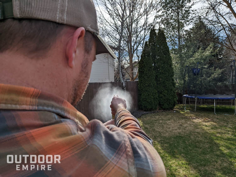 越过男人的肩膀瞄准防熊喷雾