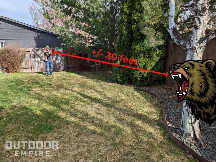 图表显示人与熊之间有30英尺的距离