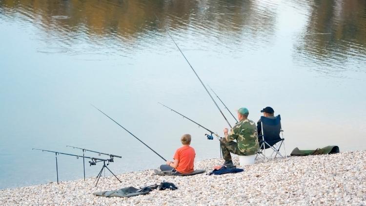 家庭在湖上钓鱼