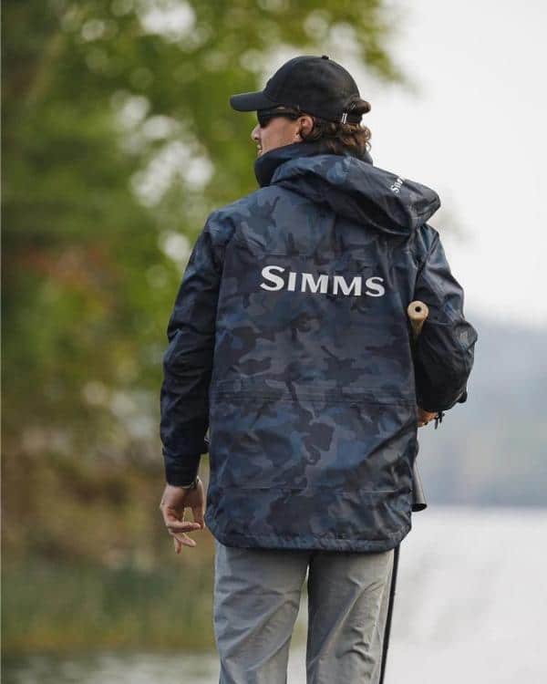 费舍尔穿着M的Simms挑战者夹克的背影