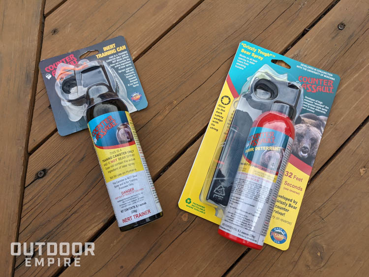 一罐惰性防熊喷雾放在一罐真正的防熊剂旁边