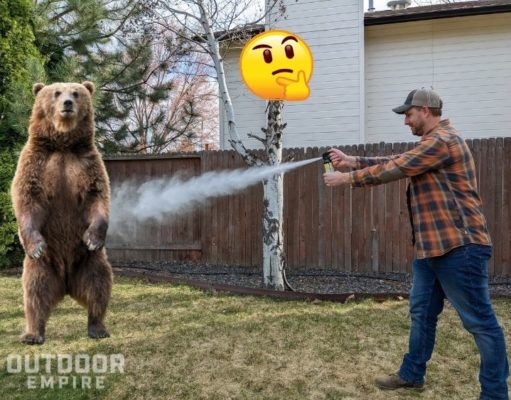 练习使用防熊喷雾