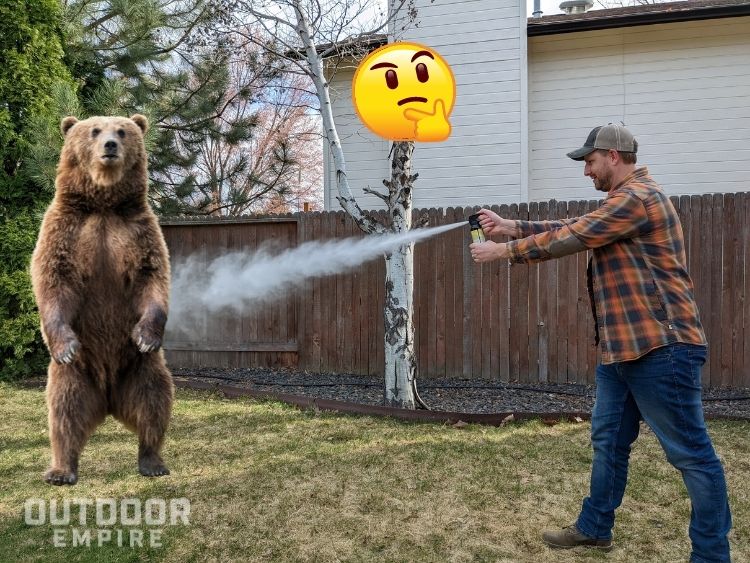 一名男子在后院里用防熊喷雾剂给熊拍照