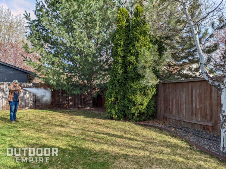 远处有人在喷防熊喷雾