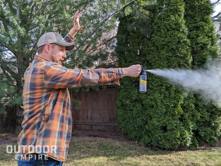 喷洒防熊剂时，男子举起手大喊大叫