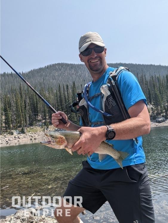 亚历克斯在爱达荷州的一个湖里钓到了一条大鱼