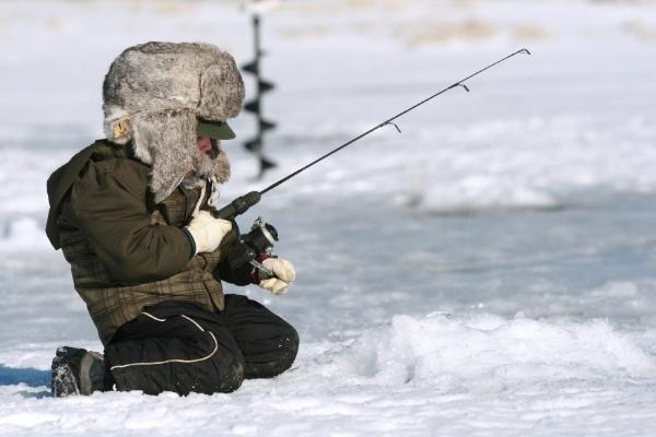 蹒跚学步的冰上钓鱼