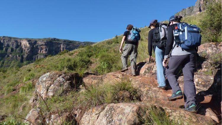 3人在落基山徒步旅行