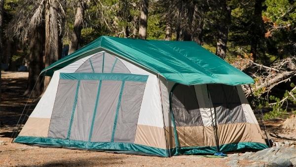 露营地搭的小木屋帐篷