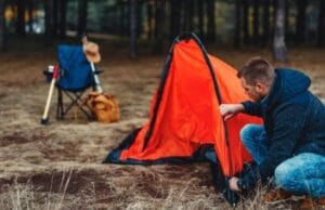 男子在营地搭帐篷