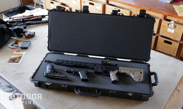 鹈鹕保护者1700案件打开AR15和两支手枪