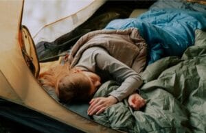 睡在帐篷里的女人
