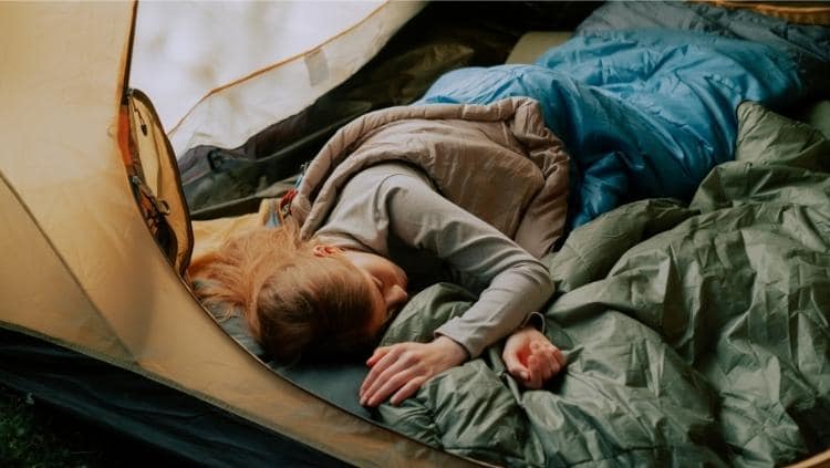 睡在帐篷里的女人