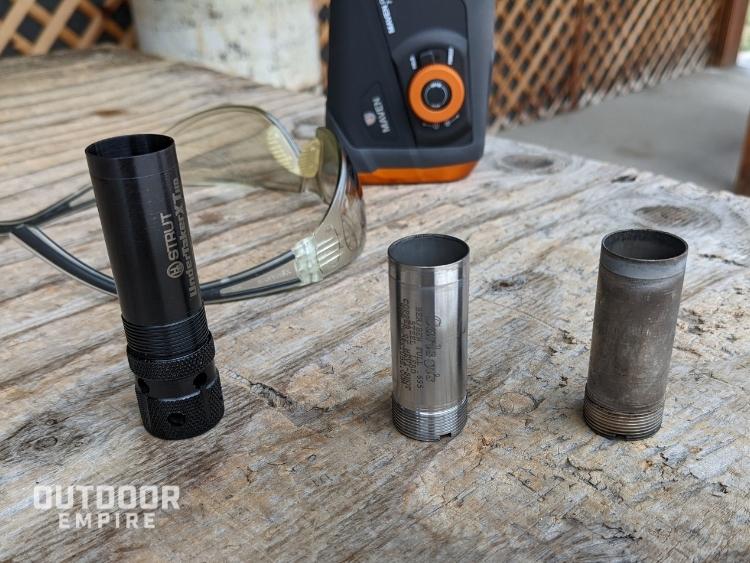 狩猎阻碍猎枪在木桌上