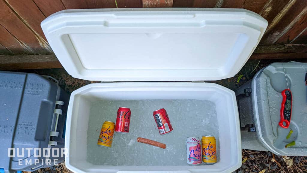 科尔曼极限海洋冷却器装满了冰和饮料