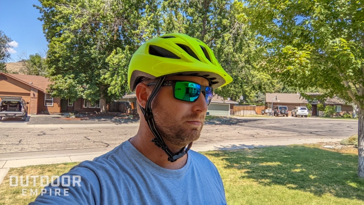 骑自行车的人戴着佳得士Marauder太阳镜和头盔