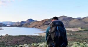 徒步旅行者携带格雷戈里焦俯瞰水库