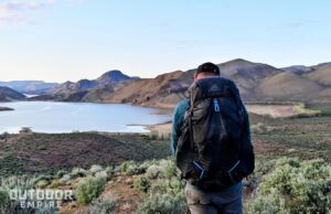 徒步旅行者携带格雷戈里焦俯瞰水库