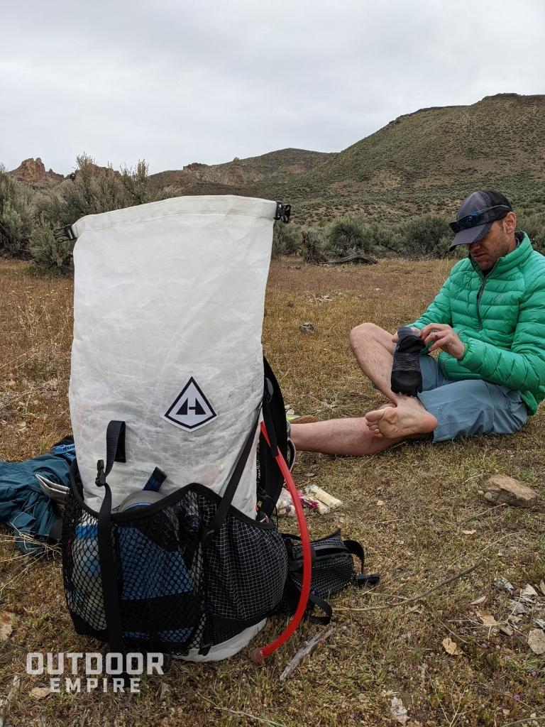 徒步旅行者在Hyperlite Junction超轻背包旁准备