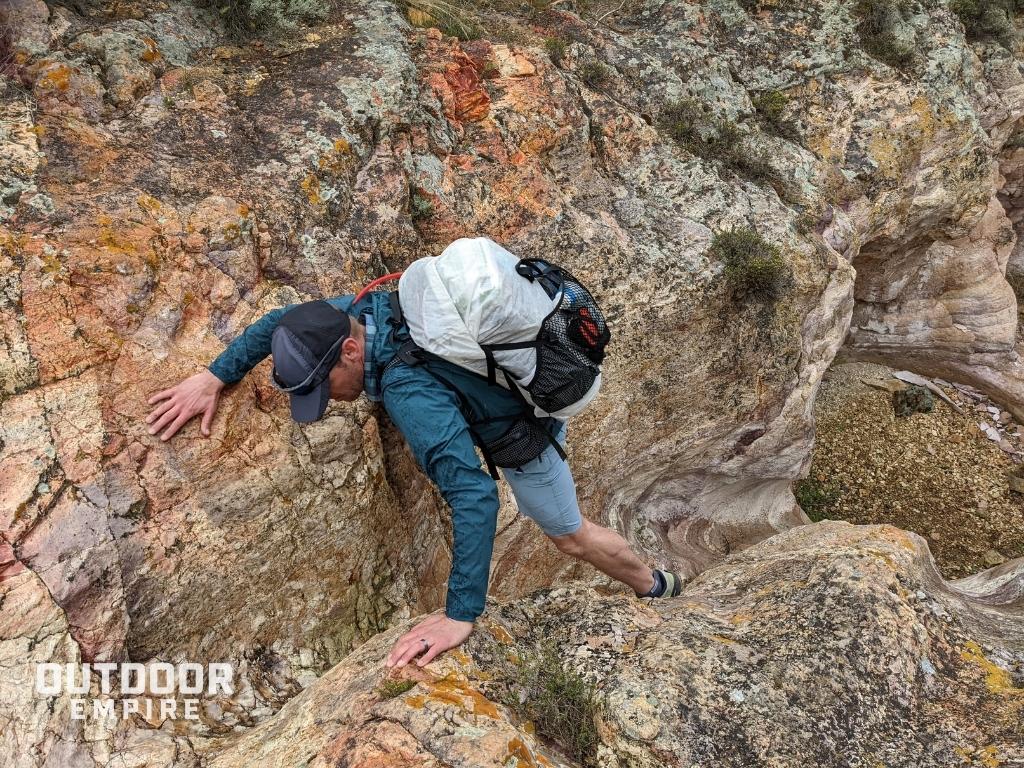 徒步旅行者用Hyperlite Junction超轻背包攀爬彩绘峡谷