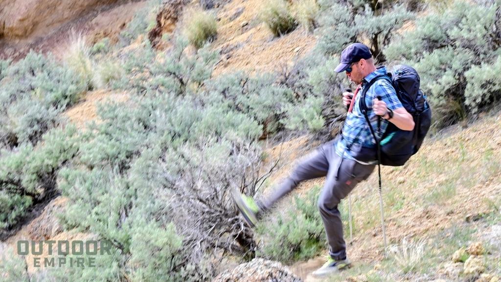 徒步旅行者在小径上滑倒