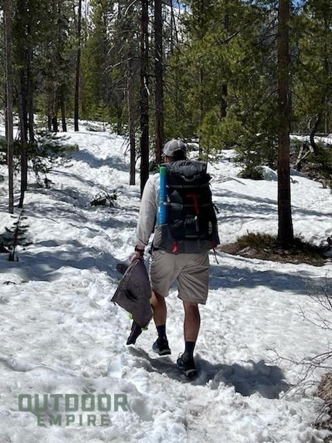 带着Sierra Designs Flex电容40的徒步旅行者登上高山
