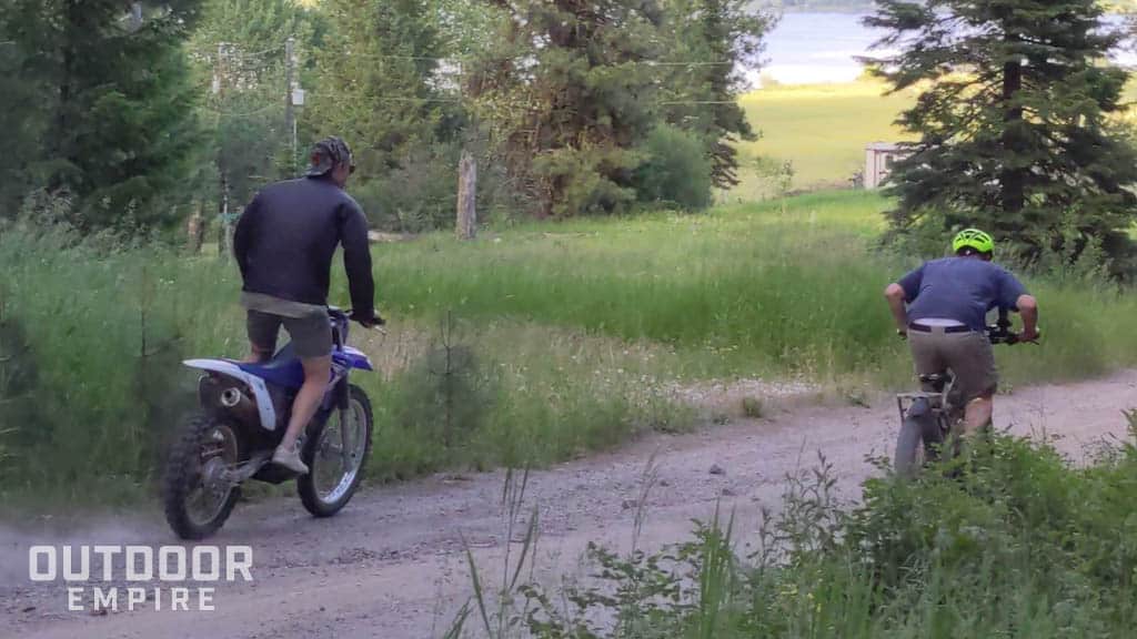 男子骑摩托车比赛男子骑电动自行车在泥土上