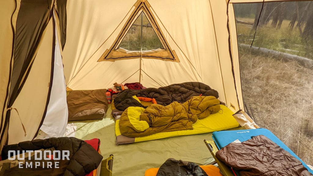 帆布帐篷里有睡袋和狗床