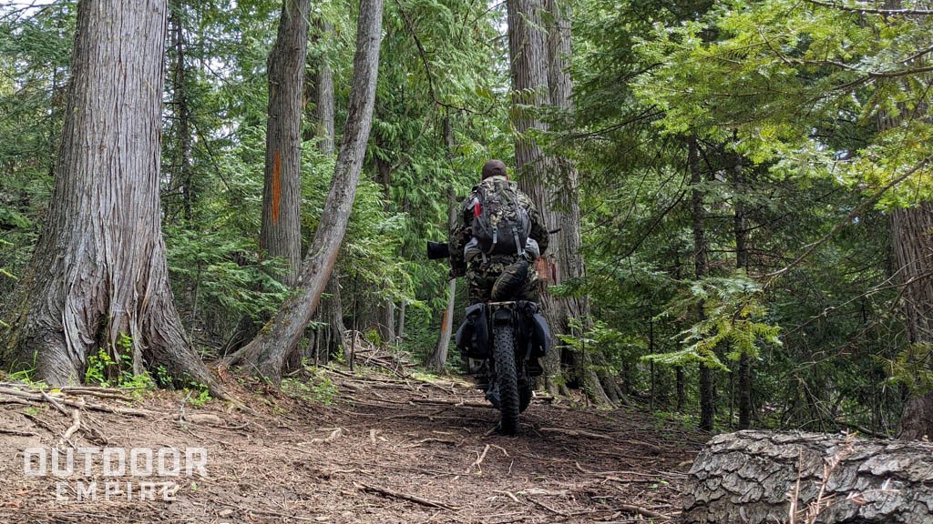 猎人骑着电动自行车在森林小径