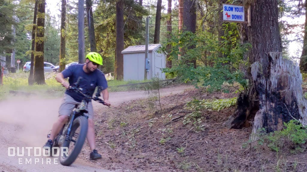 男子骑着电动自行车在土路拐角处超速行驶