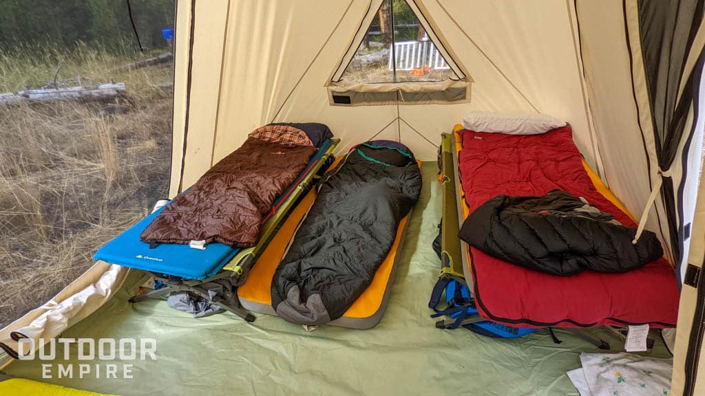 一个帐篷里有三个睡袋