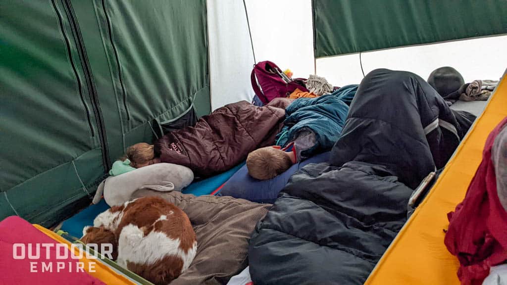露营者睡在白色的鸭肉帐篷里