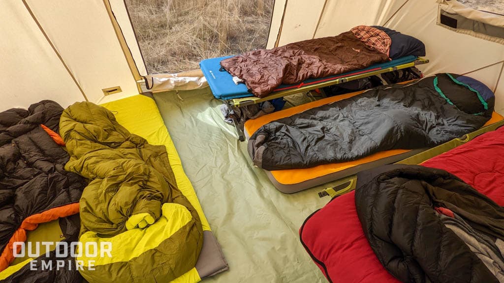 床铺安排在Springbar帐篷内