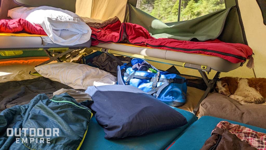 帐篷里装满了床和装备