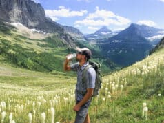 人在高山草甸徒步旅行和饮用水