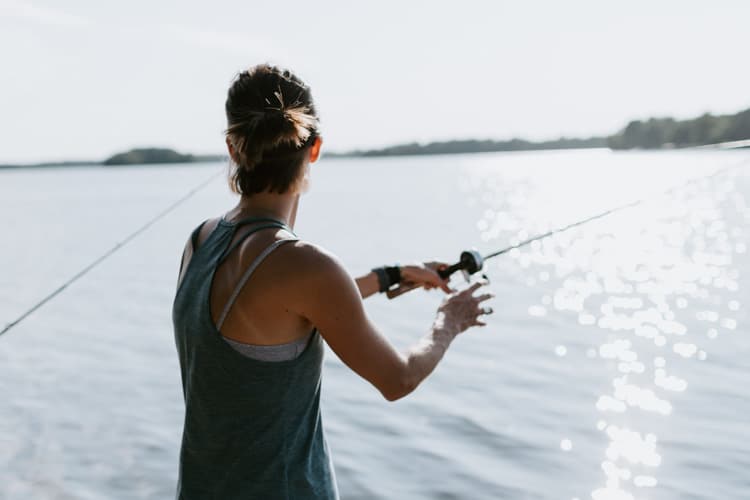 在湖上钓鱼的女人