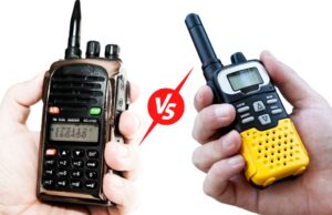 一手拿着手持式无线电，另一手拿着对讲机，中间有一个vs符号