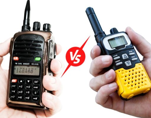 一手拿着手持式无线电，另一手拿着对讲机，中间有一个vs符号
