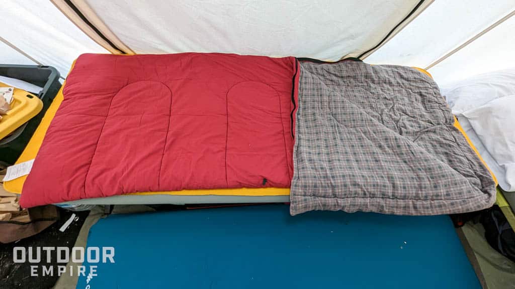 在寒冷的天气露营时，在热帐篷里折角的法兰绒睡袋
