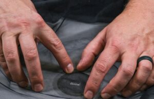 男子使用网眼贴片