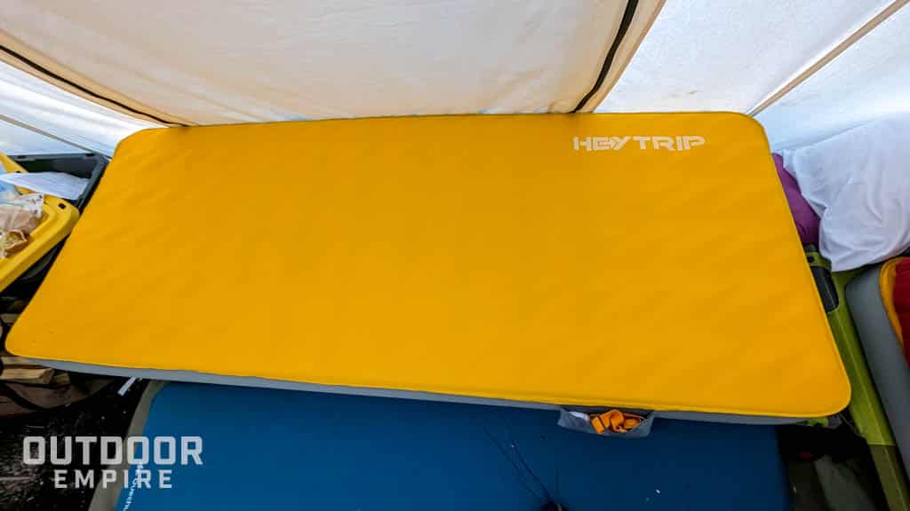 在寒冷的天气里，帐篷里的小床上的自动充气泡沫睡垫