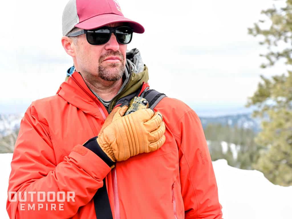 男人用BCA链接收音机山滑雪