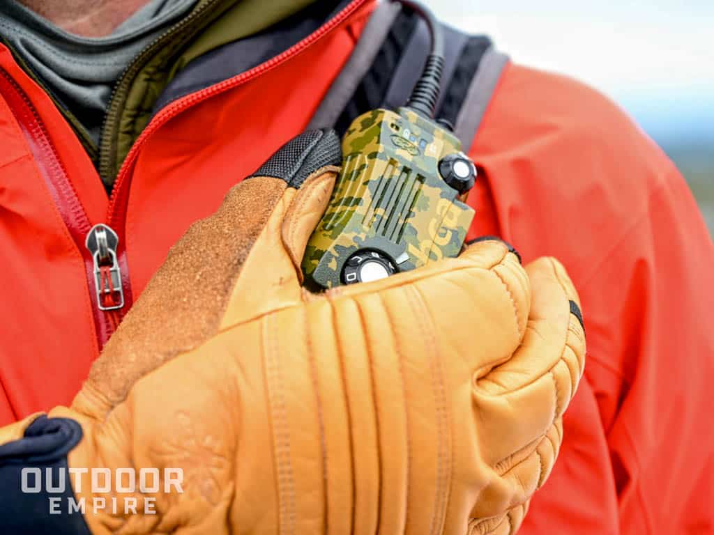 人使用麦克风和手套