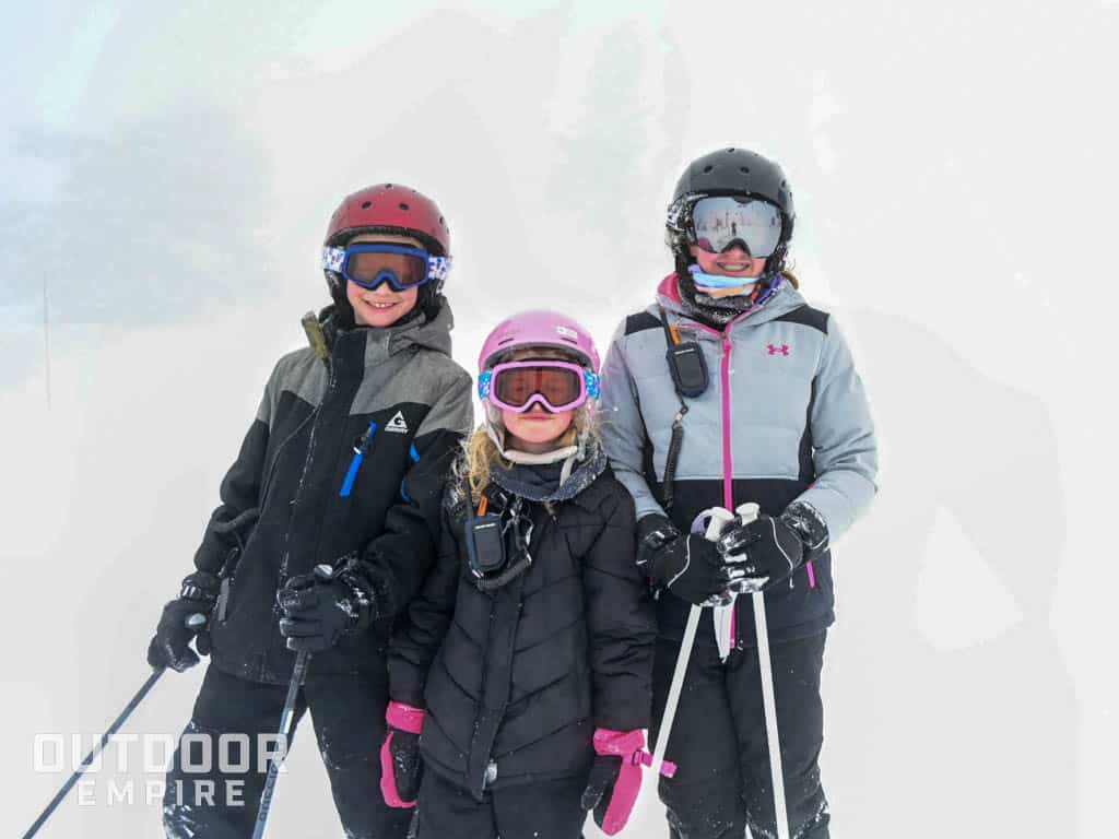 3个孩子滑雪与岩石有声电影。