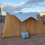 “露营”Springbar航空班机的帐篷在沙漠中