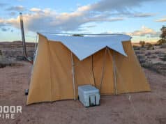 “露营”Springbar航空班机的帐篷在沙漠中