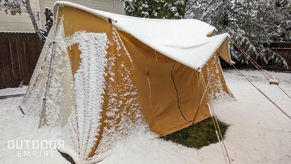Springbar航空班机帐篷覆盖着雪