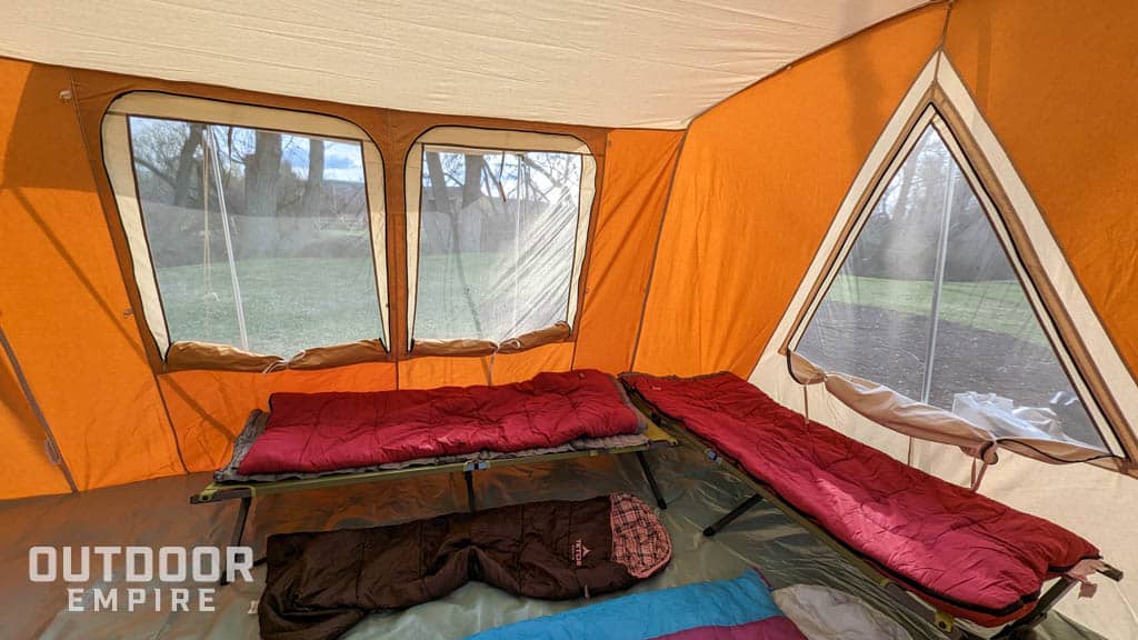 Windows和睡袋安排在Springbar航空班机帐篷