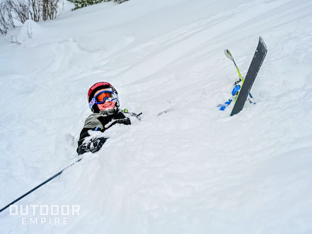 孩子在雪滑雪夹套与摩托罗拉