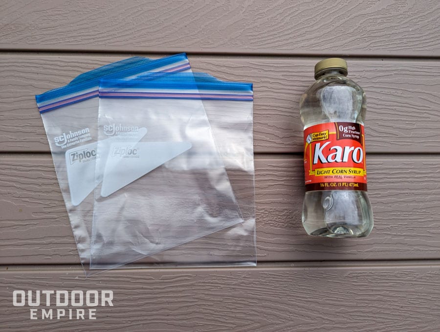 玉米浆和密封塑胶袋袋玉米糖浆DIY冰袋放在桌子上